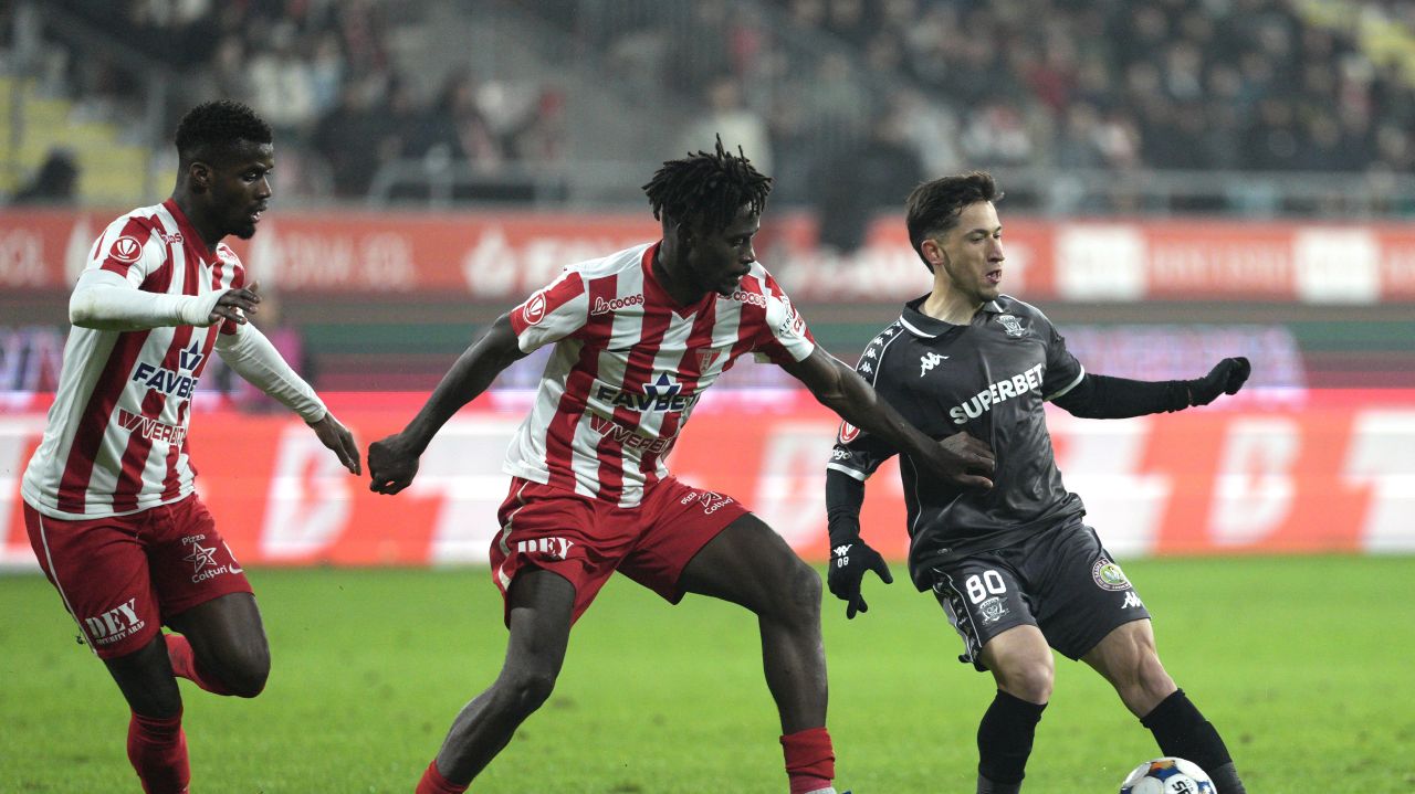 Rapid trece peste UTA Arad, consolidându-și poziția în Superligă Rapid București s-a impus cu 2-1 în confruntarea disputată pe terenul celor de la UTA Arad, consolidându-și locul în primele echipe ale Superligii României