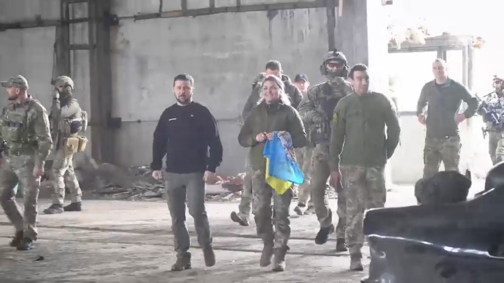 Majoritatea ucrainenilor se opun retragerii din regiunea Donețk, dar cer garanții de securitate Într-un context tensionat și complex, opinia publică din Ucraina a ieșit clar în evidență: majoritatea cetățenilor și aleșilor de aici sunt ferm împotriva unui plan de retragere a trupelor ucrainene din regiunea Donețk, o zonă extrem de disputată și de influență strategică, aflată în prezent sub controlul Kievului