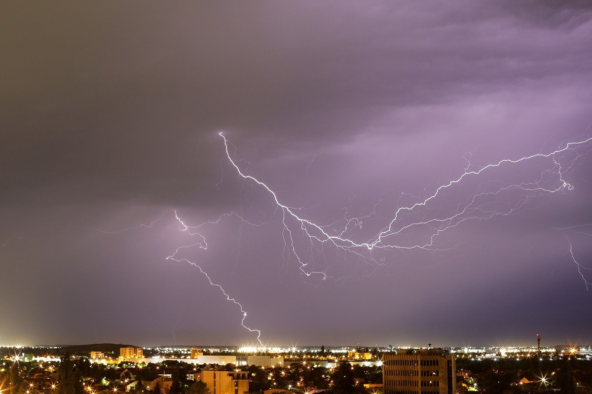 Cel puțin 30 de persoane rănite după un fulger în timpul unei manifestații spontane în Brasilia Un incident nefericit a zguduit duminică capitala Braziliei, unde mii de susținători ai fostului președinte Jair Bolsonaro s-au adunat pentru a manifesta în fața clădirilor guvernamentale