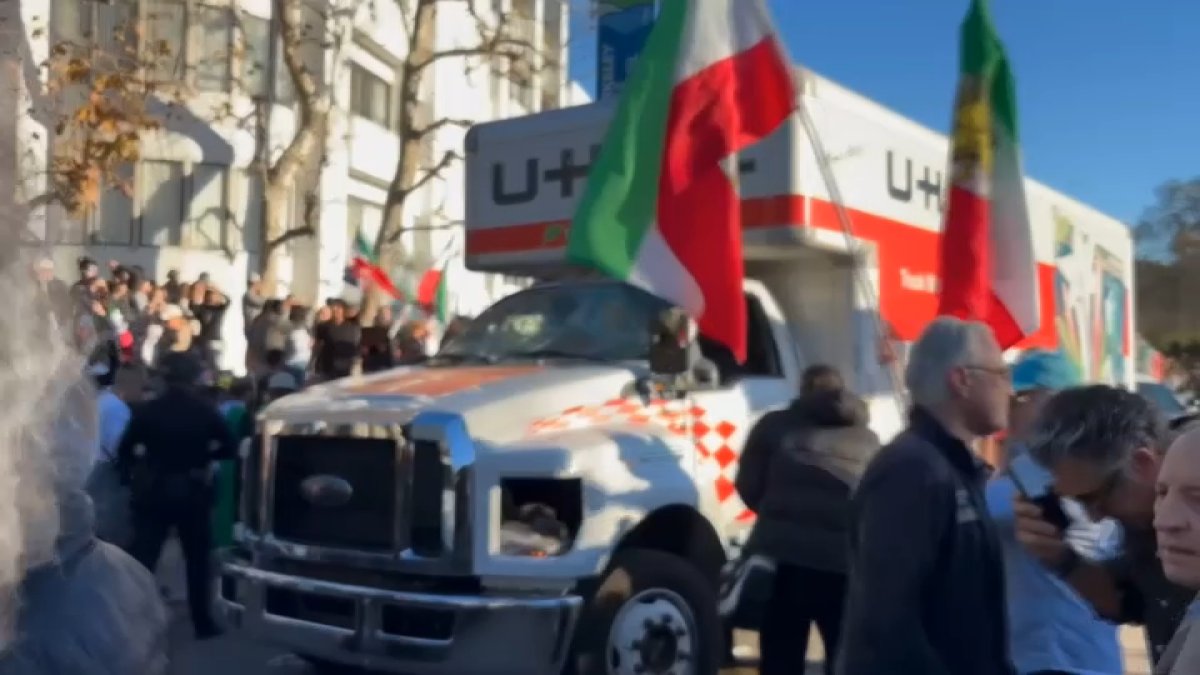 Protest în Westwood: Un camion U-Haul a intrat în mulțimea demonstranților Un incident șocant a avut loc duminică, în jurul orei 15:30, pe Veteran Avenue din Westwood, când un camion U-Haul a străpuns o mulțime de protestatari care se adunaseră pentru a-și exprima susținerea față de poporul iranian