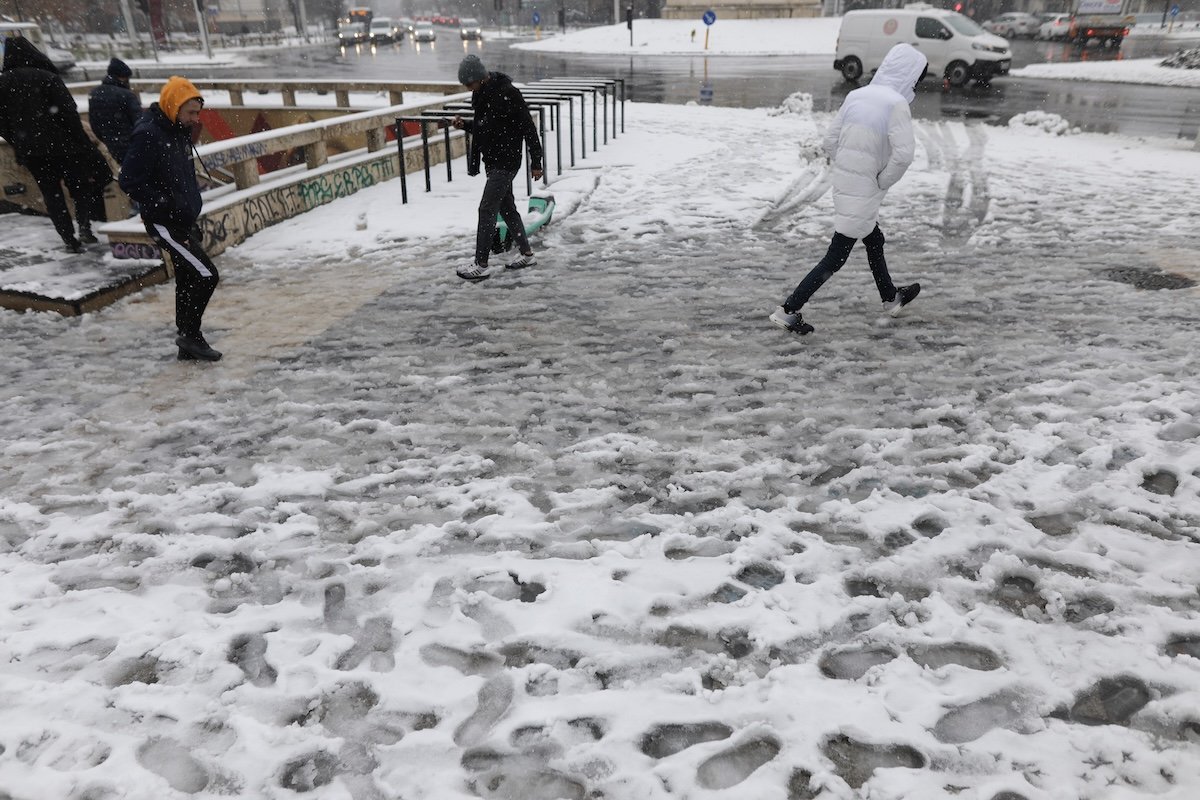 Ninsorile revin în București: strat de zăpadă de până la 5 centimetri așteptat în weekend După o scurtă perioadă de speranță pentru o iarnă mai blândă, Capitala se pregătește pentru o nouă repriză de ninsori