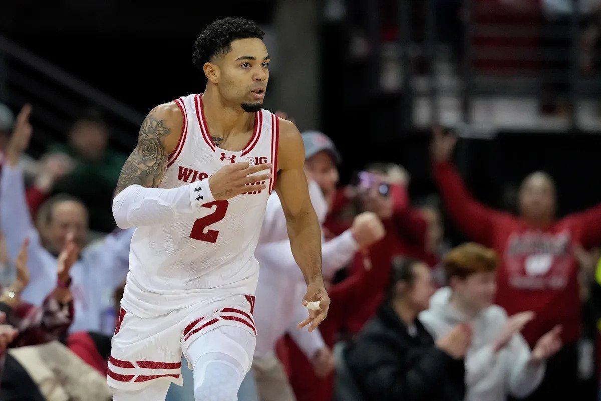 Wisconsin Badgers umilesc Michigan State în Kohl Center Wisconsin Badgers a reușit o victorie convingătoare, înregistrând un rezultat de 92-71 împotriva celor de la Michigan State, în cadrul meciului disputat vineri seara în Kohl Center
