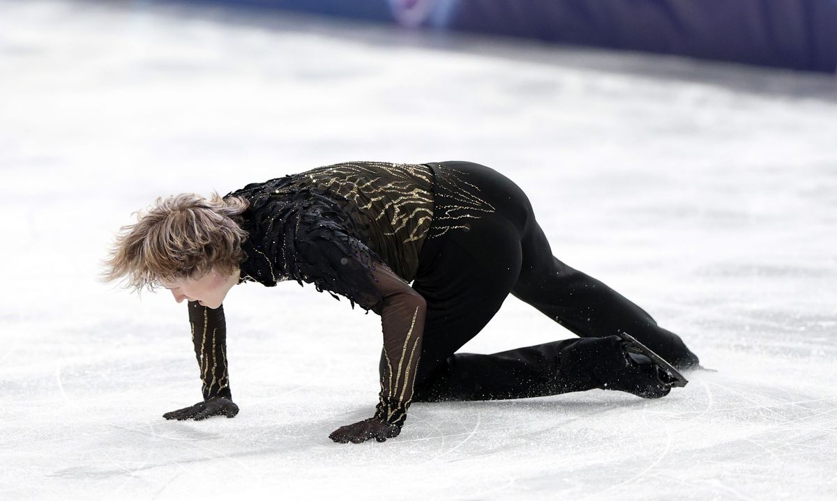 Cvadruplu Axel, o dezamăgire în istoria olimpică: Ilia Malinin pe locul 8 Cu așteptări enorme pe umeri, Ilia Malinin, patinatorul american de 21 de ani, a ratat ocazia de a scrie istorie la Jocurile Olimpice de Iarnă, executând un program liber care l-a lăsat pe locul 8, cu doar 264.49 puncte