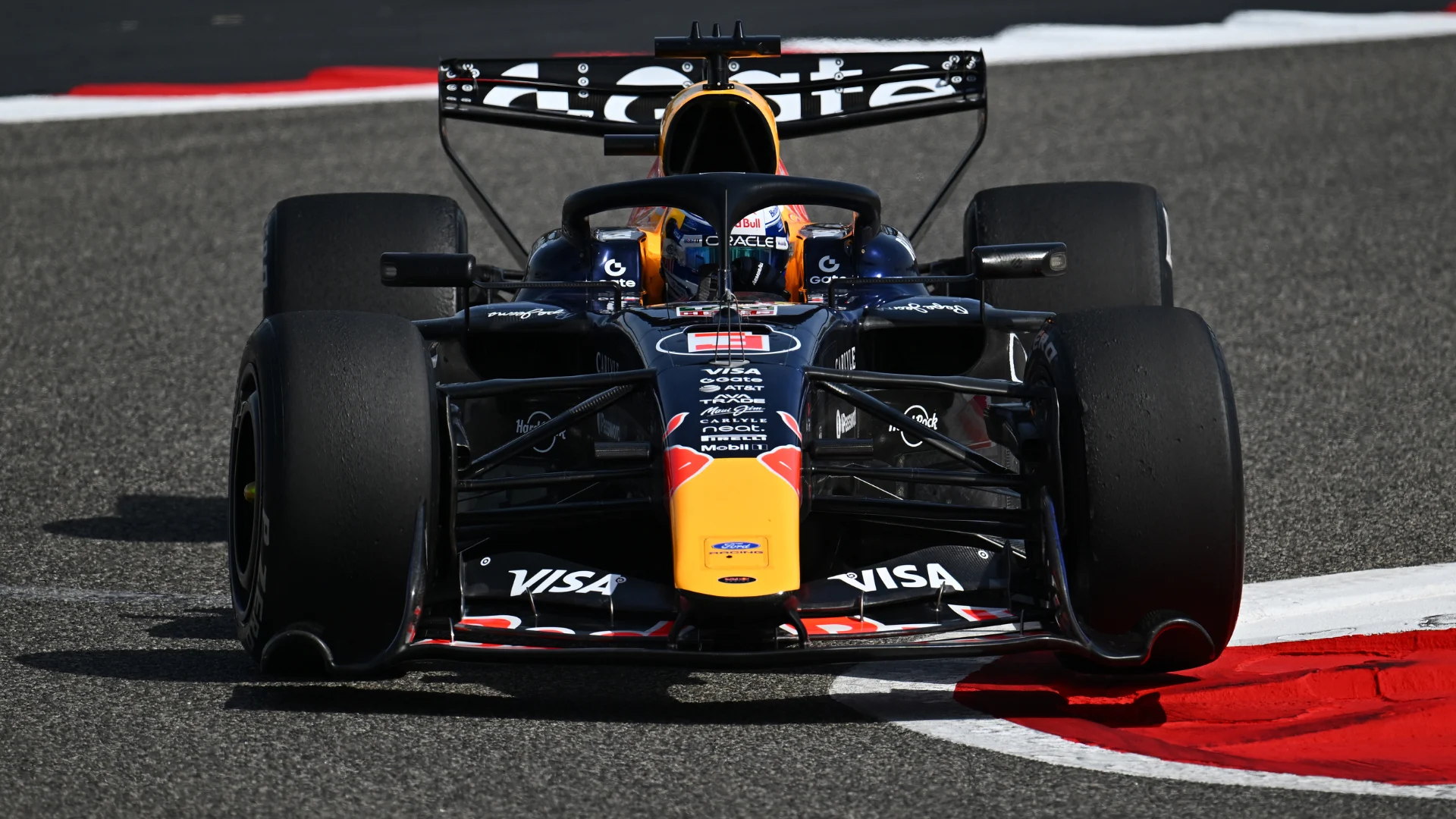 Max Verstappen domină prima sesiune de teste din Bahrain Max Verstappen, campionul mondial în exercițiu, a impresionat în prima sesiune de teste de pre-sezon desfășurată la circuitul internațional din Bahrain, stabilind cel mai bun timp al dimineții cu 1:35.433