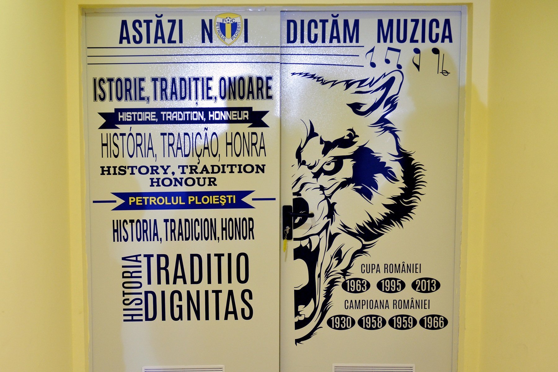 Un jucător plânge în vestiar după victoria echipei sale în Liga 1!