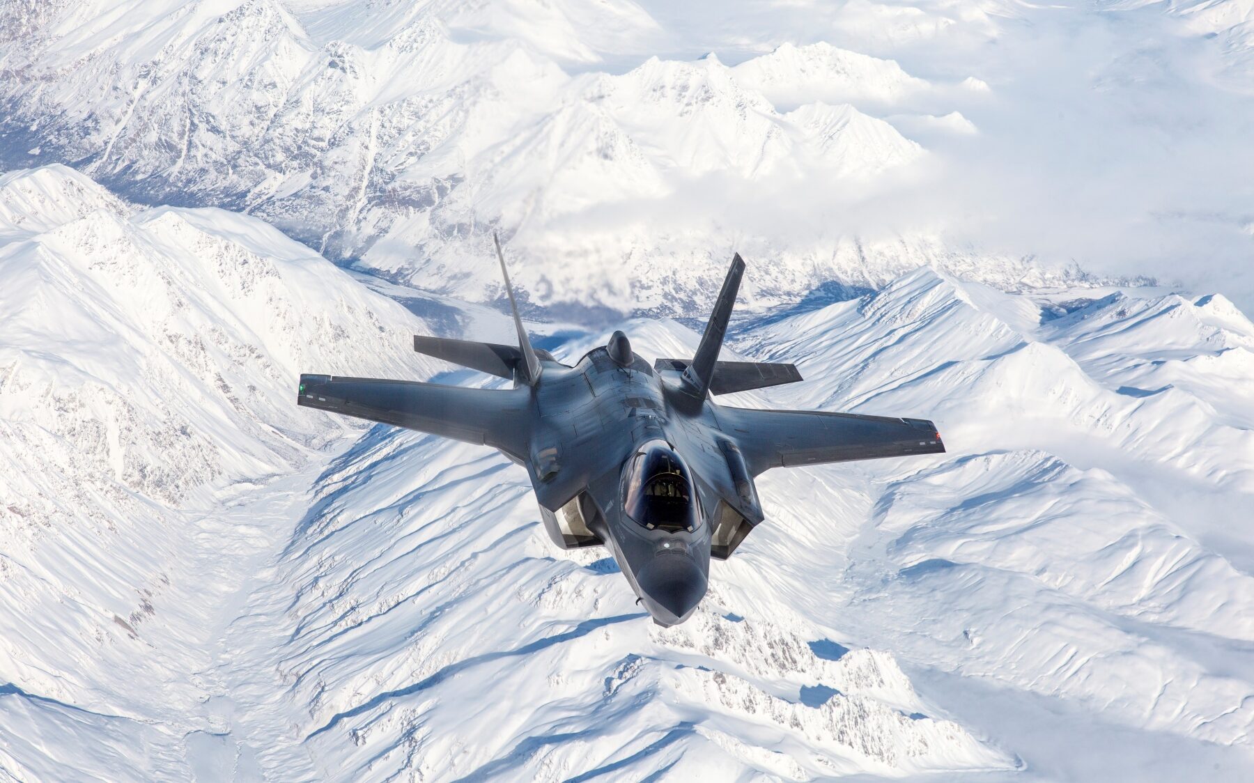 Cetățenii europeni, avertizați: Ucraina, Rusia și noile provocări militare cer angajamente financiare fără precedent Un apel rar și fără precedent a fost lansat recent de către cei mai înalți responsabili militari ai Germaniei și Marii Britanii, solicitând public susținerea cetățenilor europeni pentru o creștere semnificativă a bugetelor de apărare