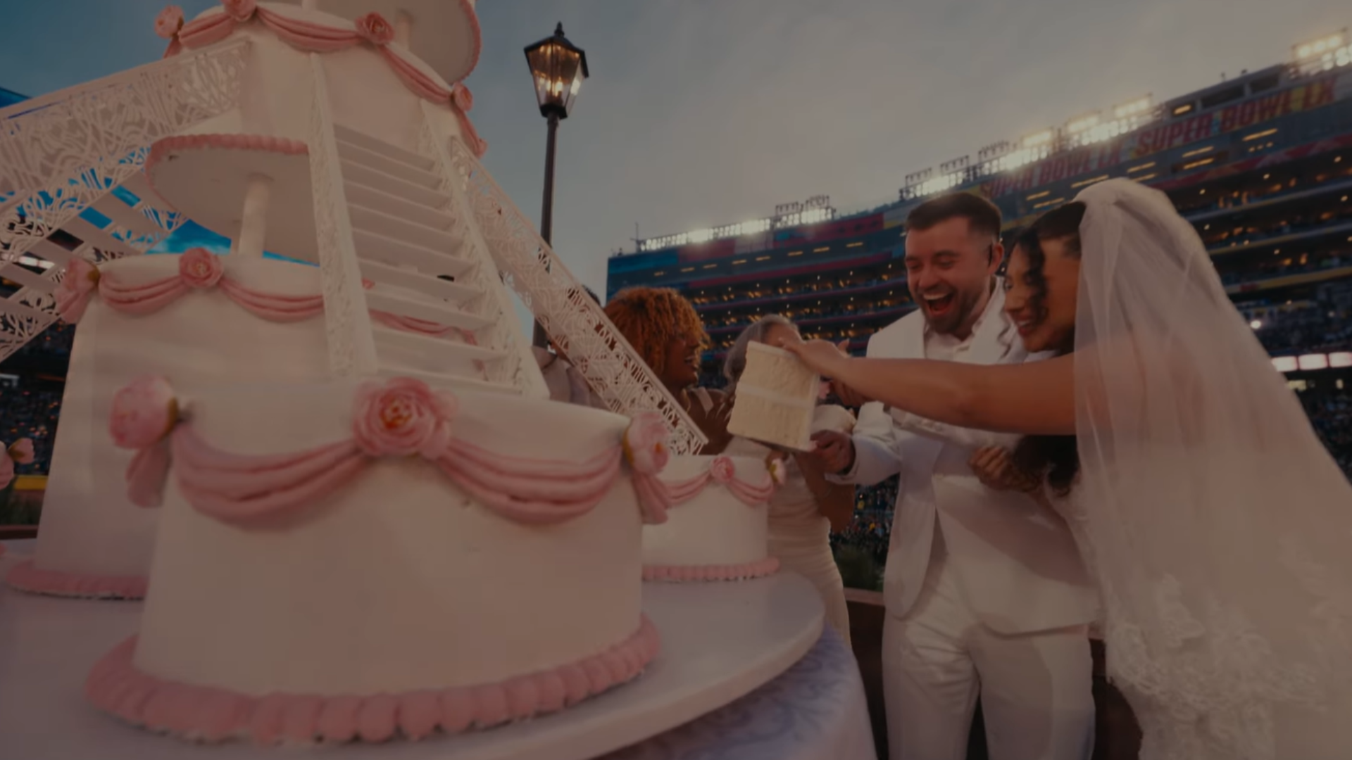 Bad Bunny transformă Super Bowl în scenă pentru o nuntă inedită La Super Bowl LX, desfășurat pe 8 februarie 2026, artista Bad Bunny a uimit publicul cu o performanță memorabilă, culminând cu o nuntă reală în timpul spectacolului său