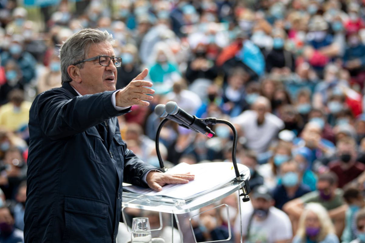 Tensiuni acute în Lyon: autoritățile franceze rețin alte două persoane în ancheta asupra uciderii unui activist student de extremă dreaptă Numărul persoanelor reținute în legătură cu crima șocantă care a avut loc recent în Lyon a crescut la 11, autoritățile franceze intensificând investigațiile în cazul Asasinatului lui Quentin Deranque, un tânăr activist de 23 de ani, extrem de implicat în mediile de dreapta radicală