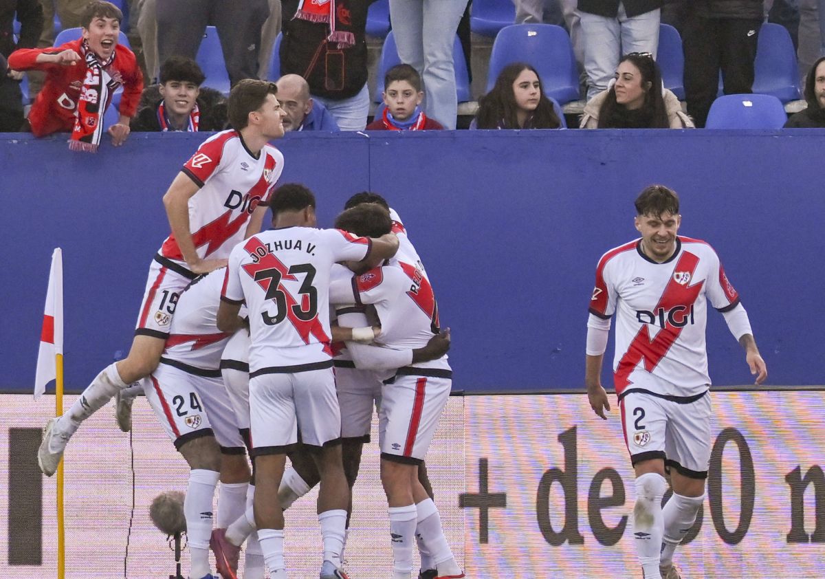 Rayo Vallecano surclasează Atletico Madrid cu 3-0 Într-un meci surprinzător disputat pe teren neutru, Rayo Vallecano a reușit să înfrunte Atletico Madrid, cucerind o victorie clară, scor 3-0, în cadrul etapei a 24-a din La Liga