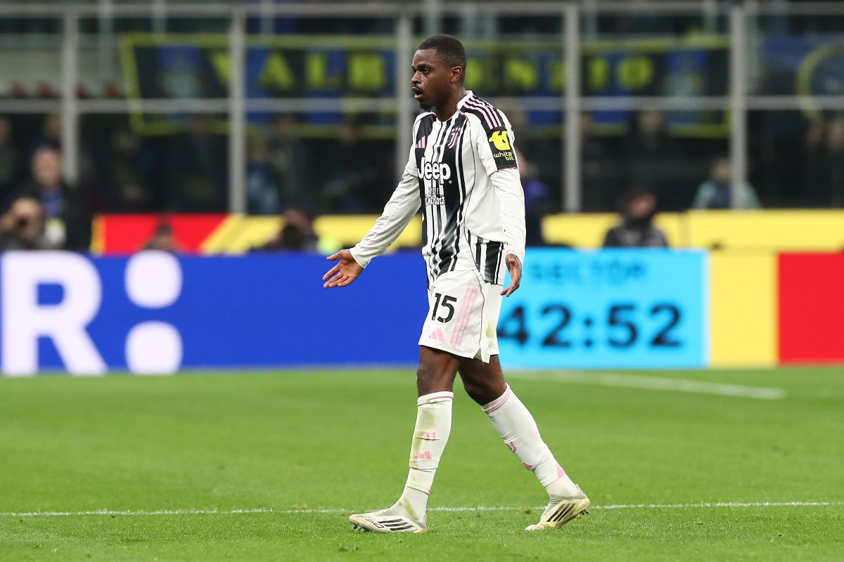 Kalulu, eliminat controversat în derby-ul dintre Inter și Juventus Pierre Kalulu, fundașul echipei Juventus, a fost trimis în afara terenului în urma unei decizii controversate, după ce a primit două cartonașe galbene în prima repriză a derby-ului cu Inter, disputat sâmbătă seara pe stadionul San Siro