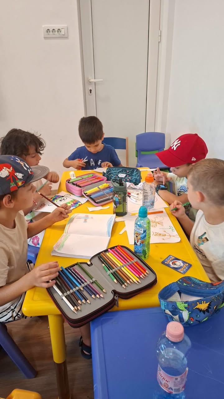 Primăria Sectorului 2 introduce un program dedicat sprijinirii copiilor ai căror părinți sunt bolnavi de cancer Primăria Sectorului 2 a lansat recent un program social menit să ofere sprijin familiei celor afectați de cancer, o inițiativă care vine ca răspuns la nevoia de a sprijini părinții în lupta cu boala și, totodată, de a asigura unui copil un mediu educațional sigur în perioade dificile