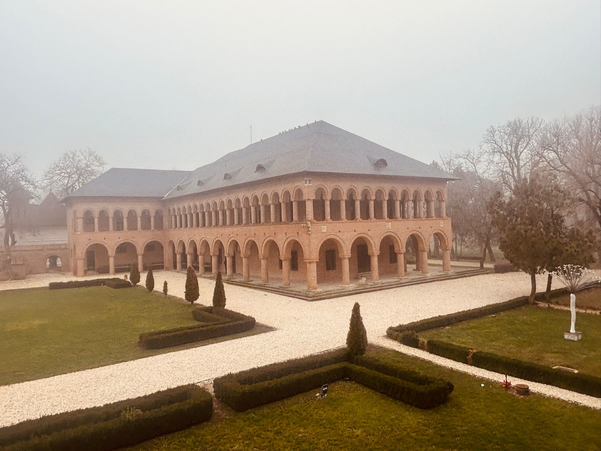 Palatele Brâncovenești și Muzeul Theodor Aman devin scene de arte vizuale în această lună, oferind publicului ocazia de a descoperi creații artistice și etape ascunse ale procesului de creație