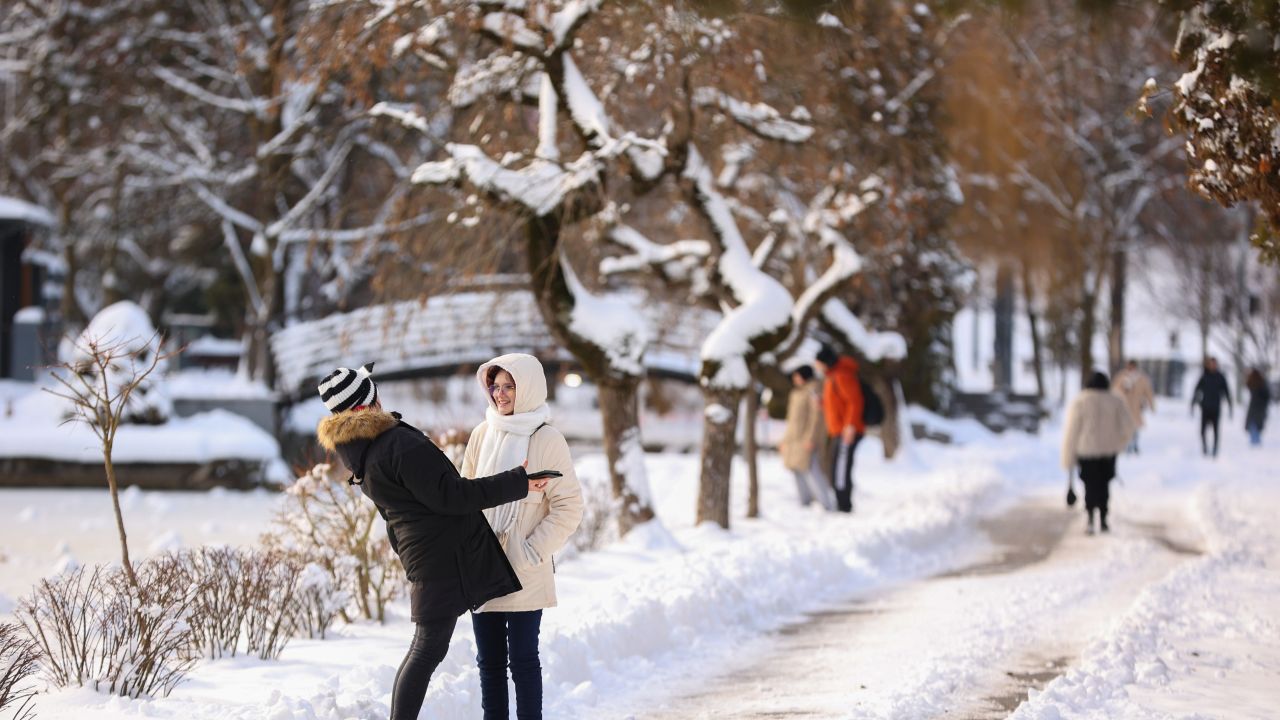 Vremea face din nou surprize: frig și ninsori revin în România!