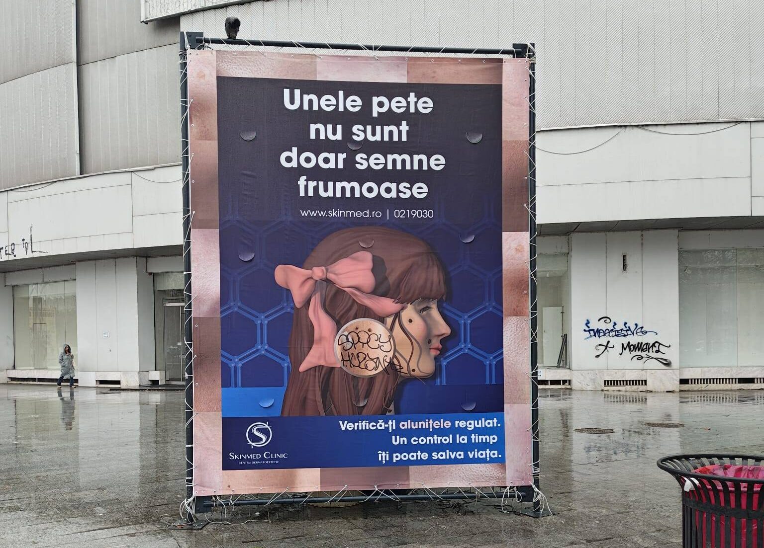 Primăria Generală elimină reclamele ilegale de pe trotuare. Ciucu: „Făceau doar profit, fără taxe”