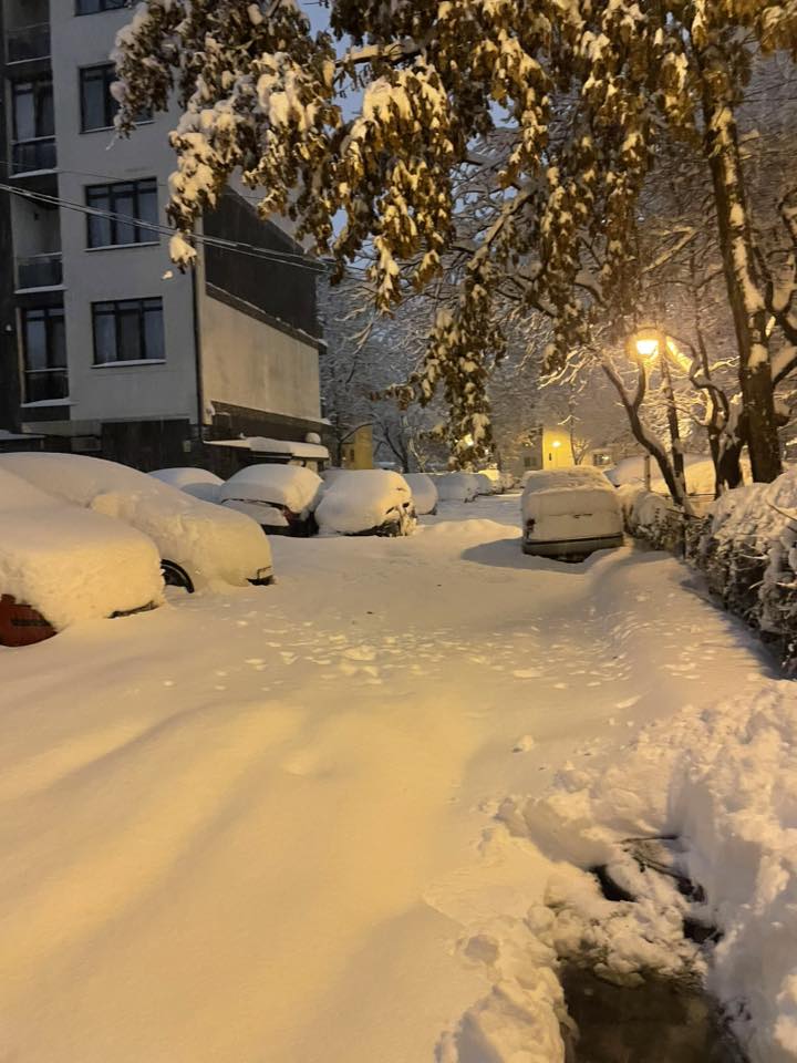 Primăria Capitalei și primăriile de sector sunt din nou în centrul criticilor după ce Bucureștiul a fost lovit de o ninsoare abundentă, deși avertizările meteorologice și palesul efort de deszăpezire indicau o situație maximă de alertă