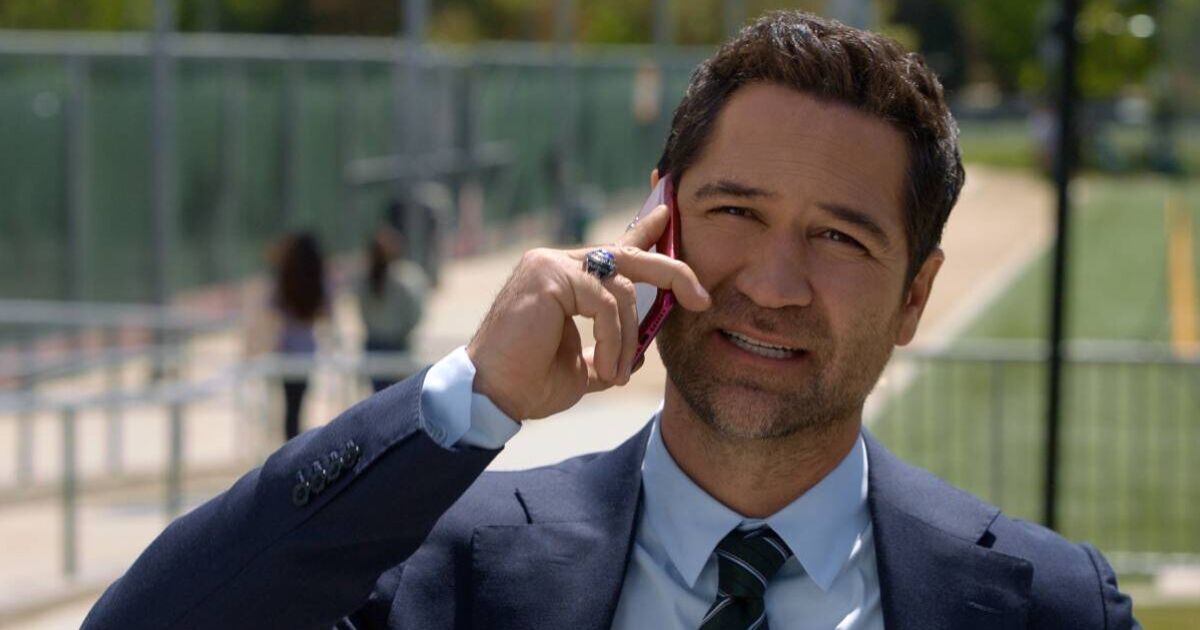 Provocările sezoniere ale „The Lincoln Lawyer” aduc emoții și omagiu Sezonul patru al serialului „The Lincoln Lawyer” este acum disponibil pe Netflix, captivând atenția fanilor nu doar prin intrigile sale legale, ci și printr-un detaliu emoționant: un card în memorie dedicat lui Ken Kern
