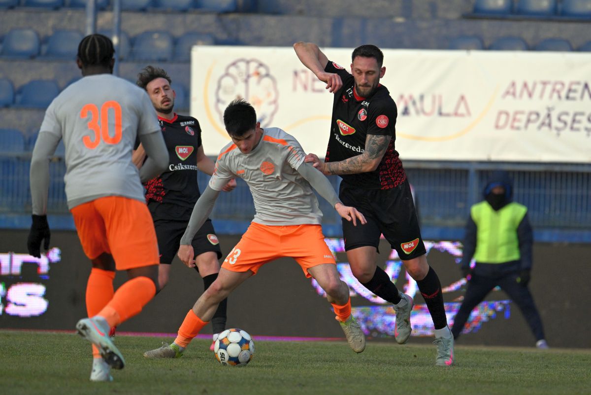 Csikszereda se impune în derby-ul subsolului, Metaloglobus ajunge la a șasea înfrângere consecutivă Csikszereda a reușit să obțină o victorie crucială în superliga românească, învingând-o pe Metaloglobus cu 1-0 în partida disputată miercuri după-amiază la Clinceni