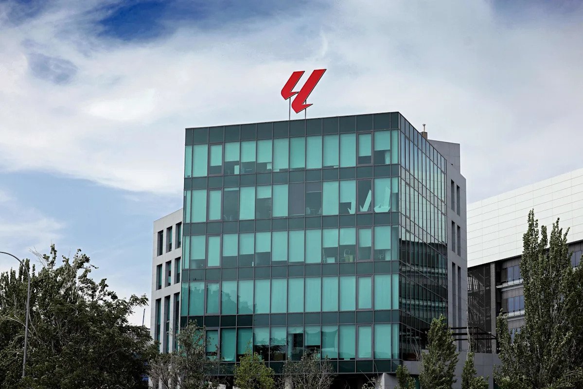 LALIGA și Telefónica, victorie în instanță împotriva VPN-urilor Un tribunal comercial din Córdoba a emis recent o decizie în favoarea LALIGA și Telefónica Audiovisual Digital, obligând mai mulți furnizori de VPN, precum NordVPN și ProtonVPN, să blocheze imediat adresele IP asociate cu difuzarea ilegală a conținutului protejat