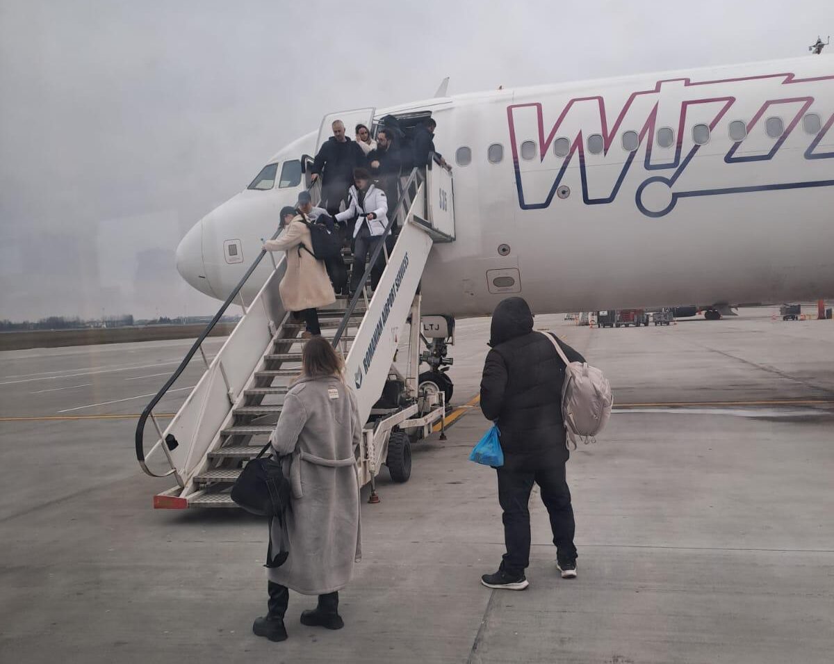 Un incident suspect pe cursa București-Madrid cu WizzAir stârnește controverse și îngrijorare în rândul pasagerilor Un pasager aflat la bordul zborului WizzAir de pe ruta București-Madrid a relatat pentru G4Media o situație critică care a pus în alertă pasagerii și autoritățile