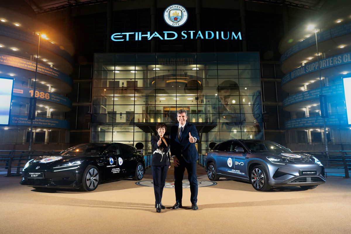 BYD devine partener oficial al Manchester City Compania BYD, lider mondial în producția de autovehicule electrice și soluții de mobilitate durabilă, a anunțat astăzi un parteneriat cu Manchester City, una dintre cele mai de succes echipe din fotbalul internațional