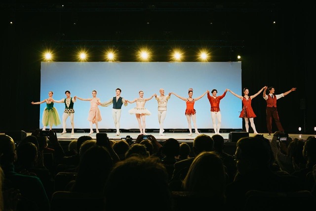 Balerinii-din-distributie-la-apalauze-la-finalul-Galei_Foto-Alex-Damian-.jpeg - ReactMedia