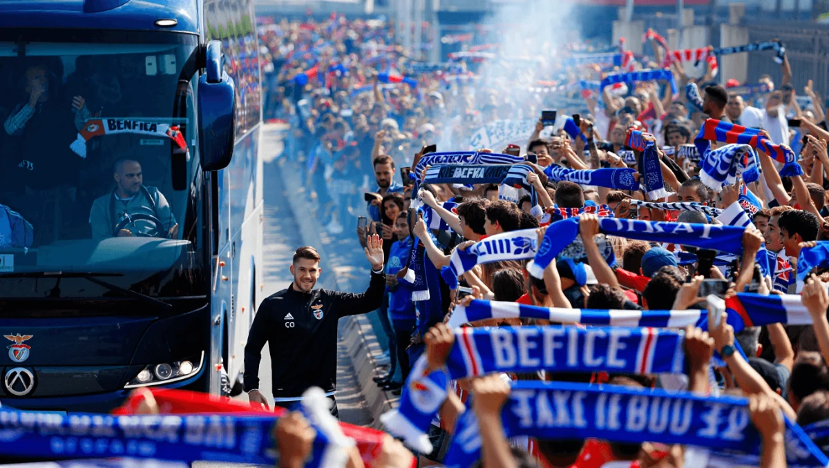 Atmosferă tensată la Tondela: Benfica stârnește pasiuni și controverse Benfica a avut parte de o primire tumultuoasă în deplasare, la Tondela, într-un meci din cadrul I Liga, care a adus împreună sute de suporteri entuziaști