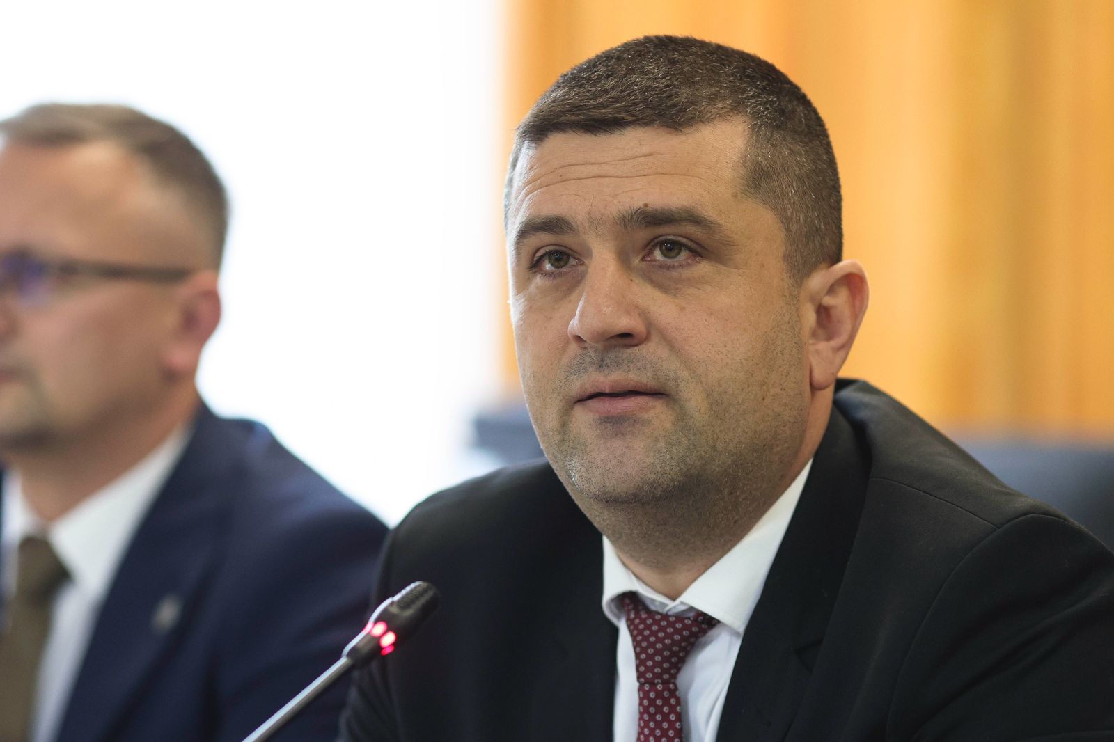 Crisisul în Craiova: Un bloc de nouă etaje ridicat ilegal lângă depozite de muniţie Un bloc de nouă etaje a fost construit în Craiova în apropierea unor depozite de muniţie, stârnind reacții puternice din partea Ministrului Apărării, Radu Miruță