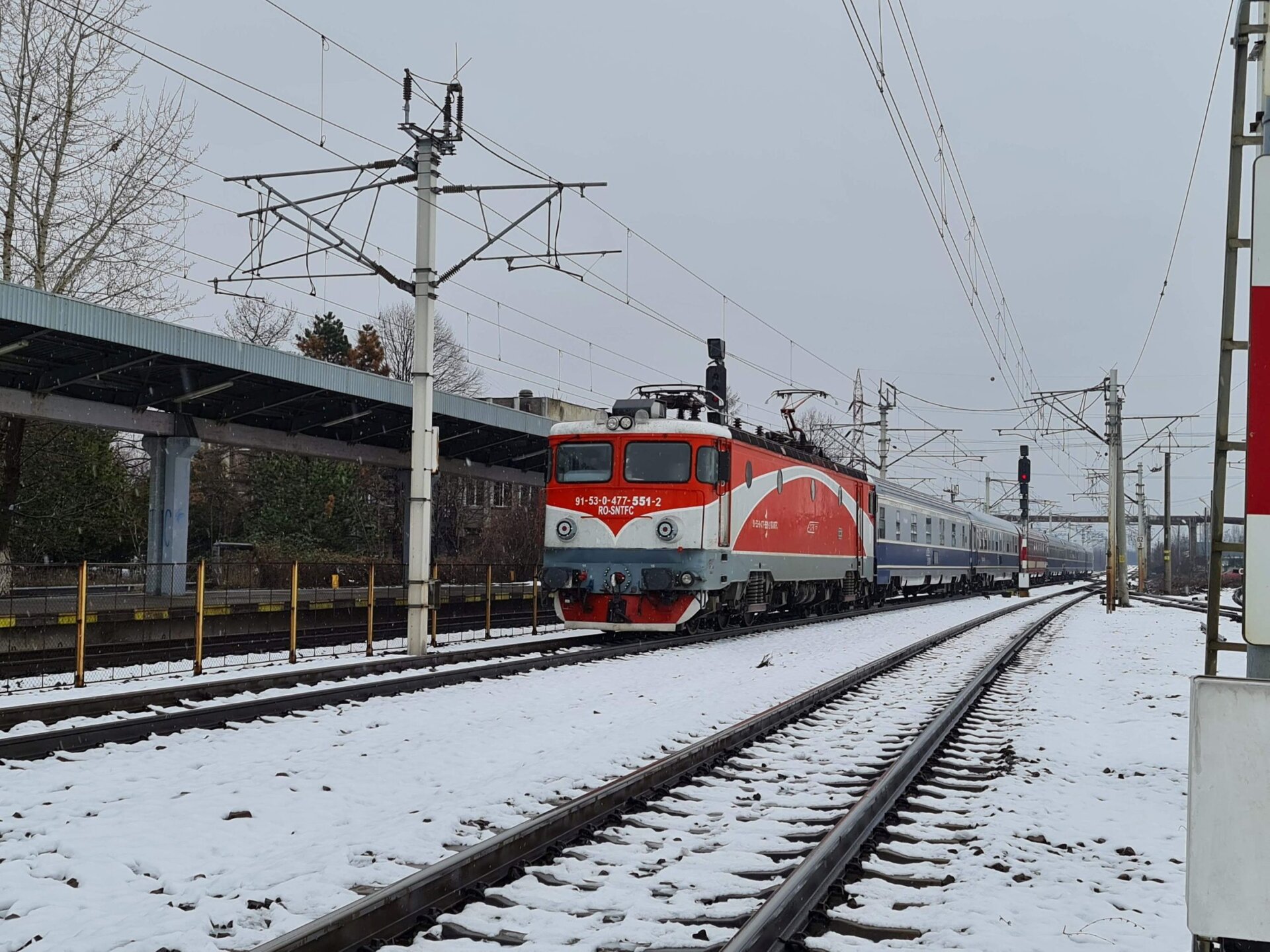 CFR Călători suspendă circulația a peste 20 de trenuri din cauza vremii severe Miercuri, 18 februarie 2026, CFR Călători a anunțat anularea a numeroase trenuri pe fondul unor condiții meteorologice extreme ce afectează grav circulația feroviară