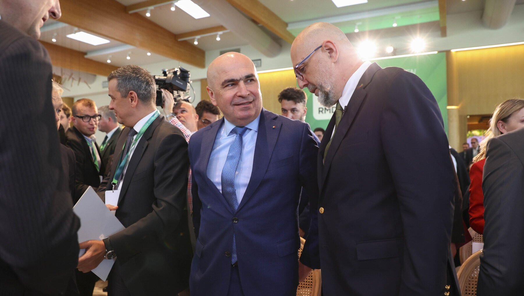 Kelemen Hunor anunță o discuție cu premierul privind majorarea impozitelor: „Presiunea socială e prea mare” Tensiunile legate de politica fiscală în România se intensifică, iar conducerea Uniunii Democratice Maghiare din România (UDMR) pare să joace un rol important în încercarea de a tempera măsurile fiscale considerate nesustenabile