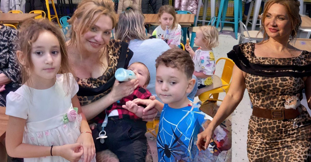 Cristina Cioran, o mamă dedicată, sărbătorește primul an al fiului său, Max, cu o petrecere deosebită Cristina Cioran, cunoscută prezentatoare TV și mamă singură, a marcat recent aniversarea de un an a fiului său, Max, cu o petrecere plină de veselie și distracție