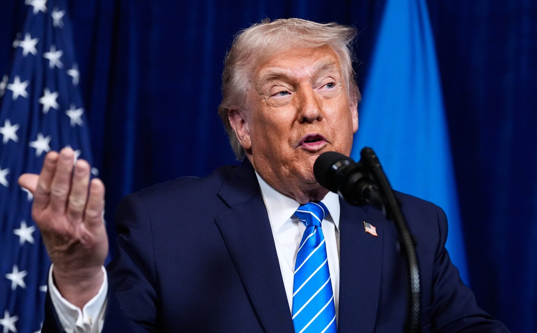 Președintele american Donald Trump a anunțat recent intenția de a acționa în justiție față de Trevor Noah, prezentatorul emisiunii „The Daily Show” și gazda celei de-a 68-a ediții a Premiilor Grammy, după o serie de critici dure aduse politicii de imigrare promovate de fostul lider de la Casa Albă