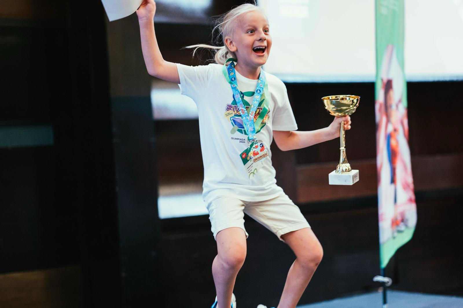 Elevul din Caracal, Eduard Florin Ștefan, devine din nou protagonistul scenei internaționale în domeniul matematicii, după ce a reușit să se înscrie cu succes în rândul marilor câștigători ai competițiilor globale