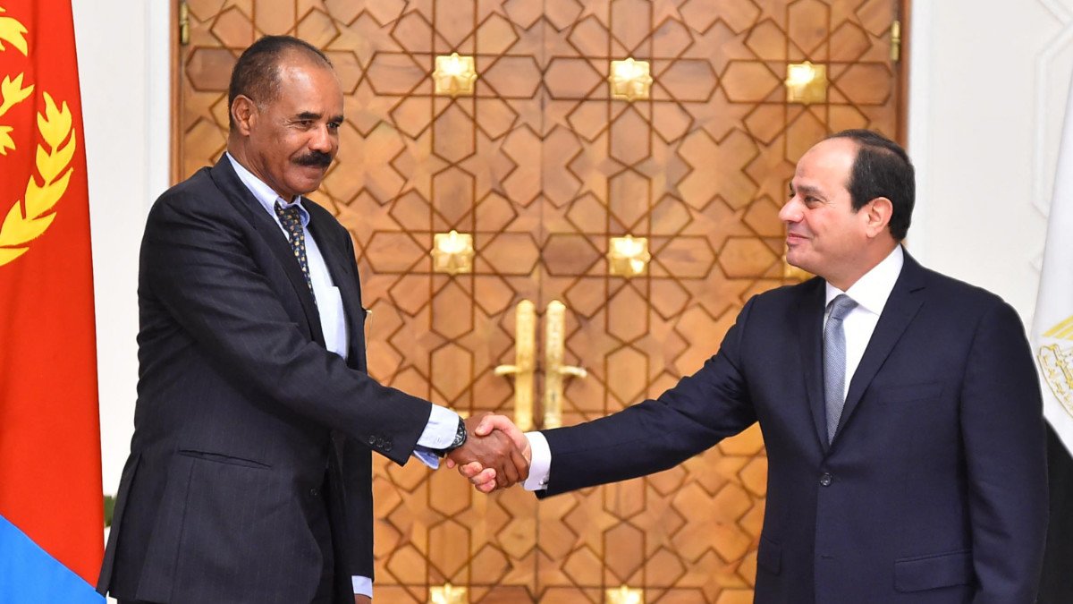 Eritrea, un pion strategic în confruntarea dintre Arabia Saudită și Emiratele Arabe Unite Eritrea, o țară insulară situată în Marea Roșie, devine din ce în ce mai vizibilă în ochii capitalelor arabe ca un potențial element cheie în rivalitatea dintre Arabia Saudită și Emiratele Arabe Unite (EAU)