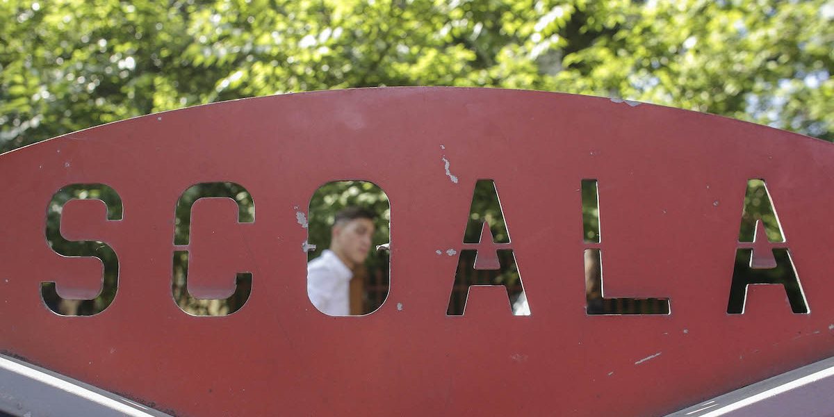 Elev-la-scoala-curtea-scolii-Foto-INQUAM-Photos-Octav-Ganea.jpg - ReactMedia