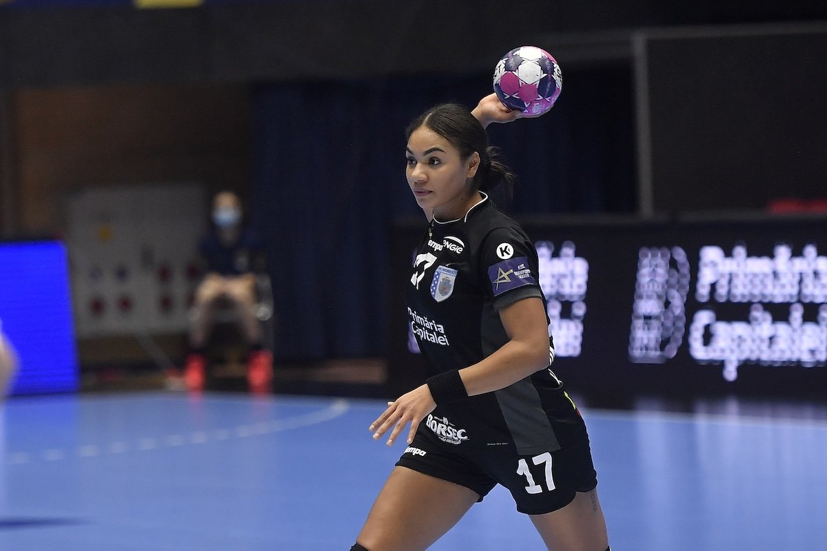 Elizabeth Omoregie, unul dintre cei mai importanți piloni ai echipei de handbal CSM București, își va începe o nouă etapă în carieră, transferându-se la Ferencváros Budapesta