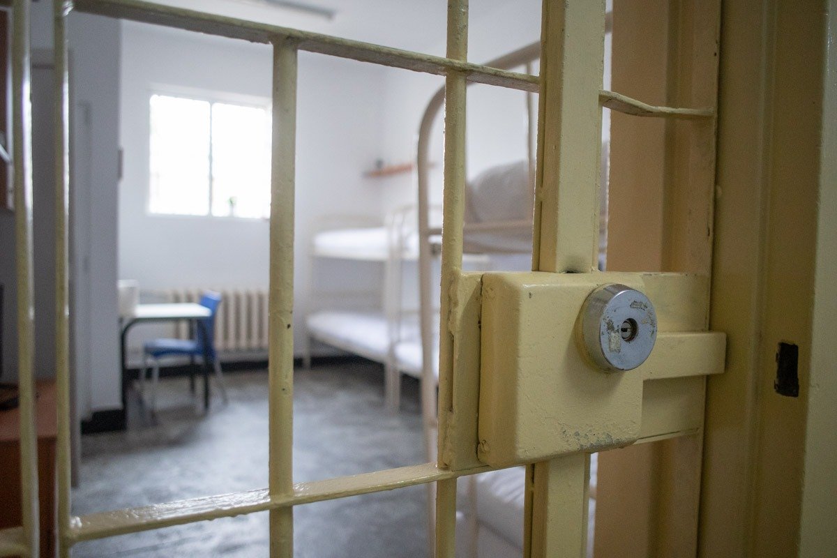 Tânăr de 14 ani din sudul Franței, inculpat pentru tentativă de omor după ce a înjunghiat o profesoară Un elev de 14 ani, recent implicat într-un incident grav în care a rănit o profesoară cu un cuțit, a fost plasat în arest preventiv pentru tentativă de omor