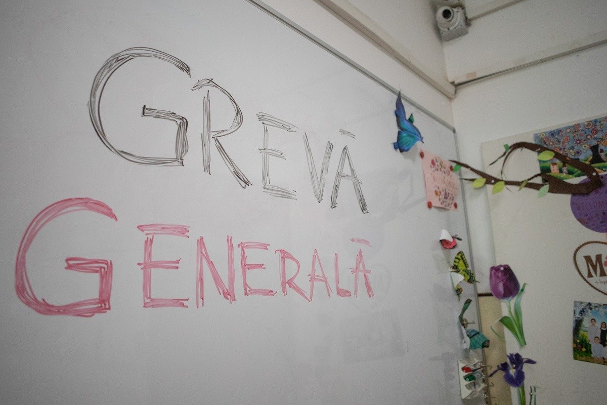 Profesorii din România, tot mai pregătiți pentru acțiuni de protest, în contextul tensiunilor din sistemul educațional Un val de nemulțumiri se conturează în rândul educatorilor și profesorilor români, pe măsură ce tensiunile din sistemul de învățământ devin din ce în ce mai acutizate