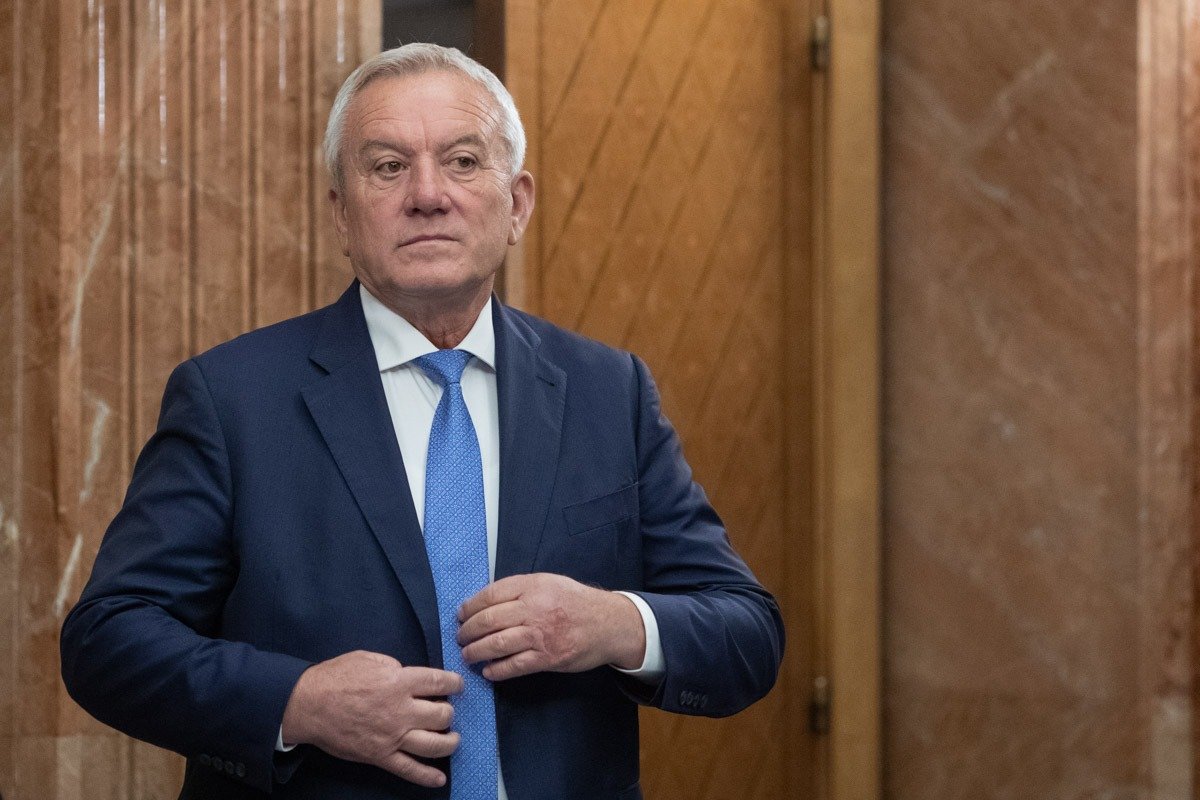 Marcel Ciolacu asigură că dialogul cu primarul Toma continuă, în ciuda apropierii acestuia de „linia roșie” politică Liderul PSD, Marcel Ciolacu, a adus recent clarificări cu privire la relația sa cu primarul municipiului Buzău, Constantin Toma, marcând o diferență între discuțiile oficiale și recentul declin al relației politice dintre cei doi