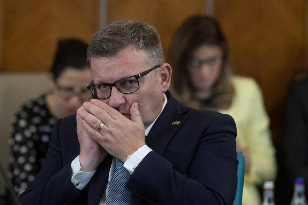 PSD face din nou valuri, atacând dur premierul Ilie Bolojan în plină perioadă de liniște aparentă După o scurtă perioadă de calm la nivel politic, PSD relansează atacurile vehemente la adresa Guvernului și, în mod special, a premierului Ilie Bolojan