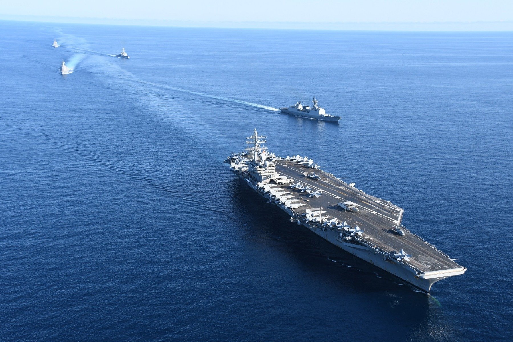 Un nou alert în zona de tensiuni intense din Orientul Mijlociu: Statele Unite pregătesc o demonstrație de forță militară, mutând un al doilea portavion în regiune, pe fondul escaladării conflictului cu Iranul