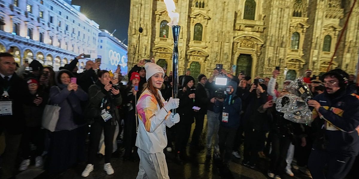 Video. Winter Olympics flame lights up Milan as crowds pack Piazza Duomo