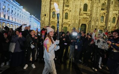 Video. Winter Olympics flame lights up Milan as crowds pack Piazza Duomo