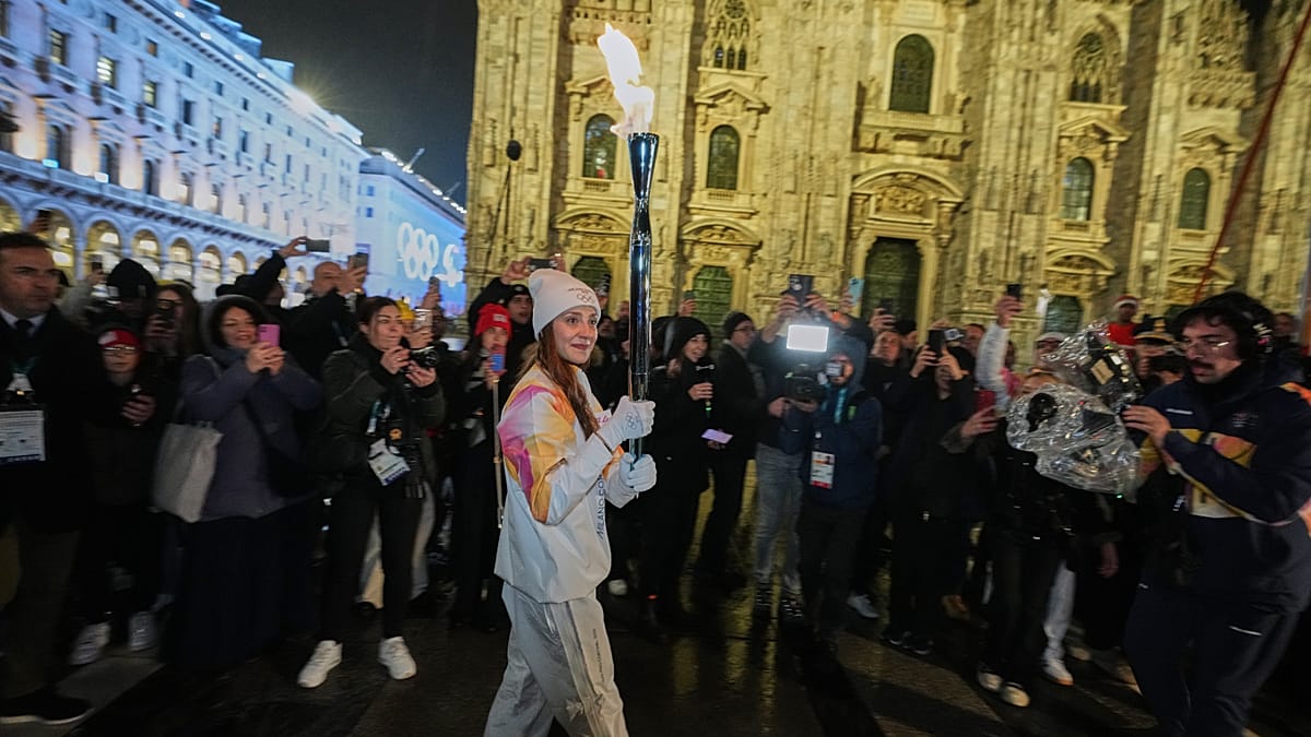Flacăra Olimpică a sosit la Milano, pregătirile pentru Ceremonia de deschidere sunt în plină desfășurare Ballet star Nicoletta Manni, prima ballerina a celebrului Teatru La Scala, a purtat flacăra olimpică prin piața centrală a orașului Milano, înainte de a aprinde vasul care va arde neîntrerupt până la Ceremonia de deschidere a Jocurilor Olimpice de Iarnă, programată pentru 6 februarie la Stadionul San Siro