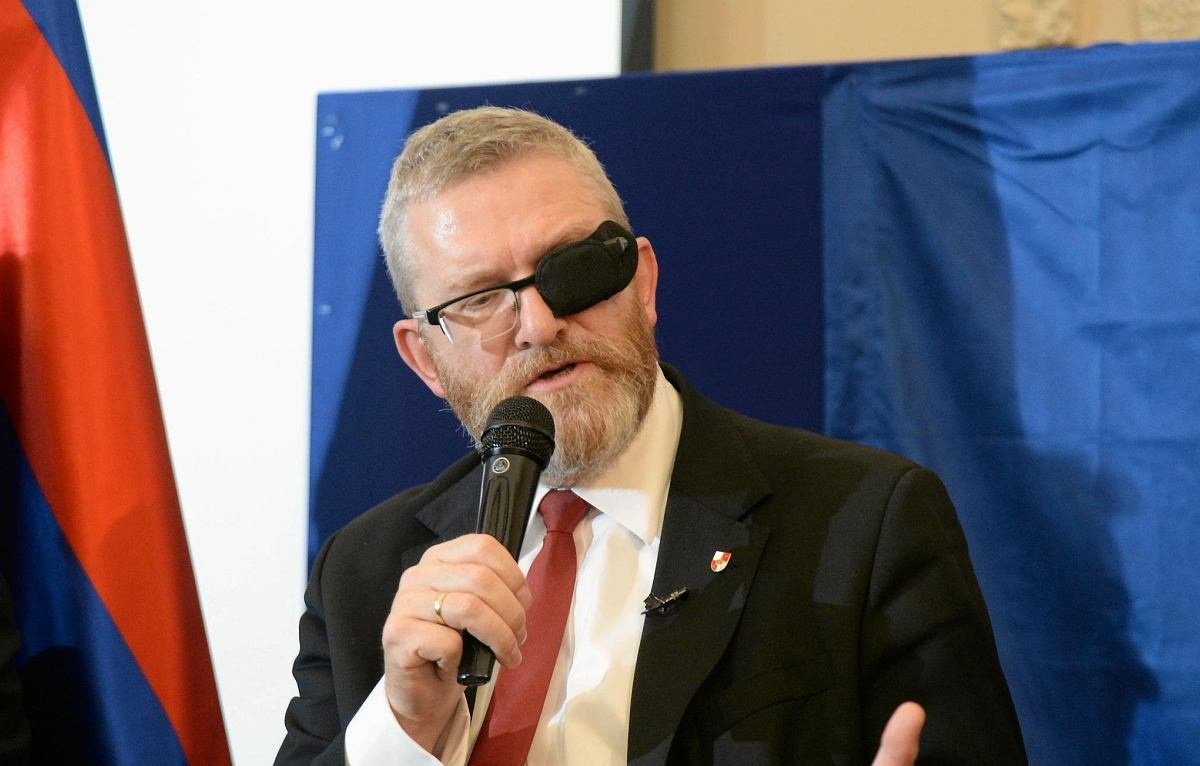 Confederația Coroanei Poloneze, un partid registalist și cu poziții negaționiste, anunță o ascensiune surprinzătoare în peisajul politic al Poloniei, amenințând să devină una dintre principalele forțe electorale ale țării