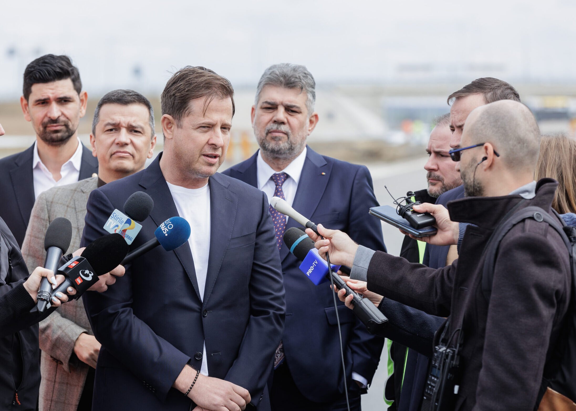 Hubert Thuma duce atacuri directe împotriva premierului și a liniei PNL, acuzând intenții de “USR-izare” a partidului Un nou val de controverse zguduie scena politică românească, în timp ce tensiunile interne din Partidul Național Liberal (PNL) escaladează