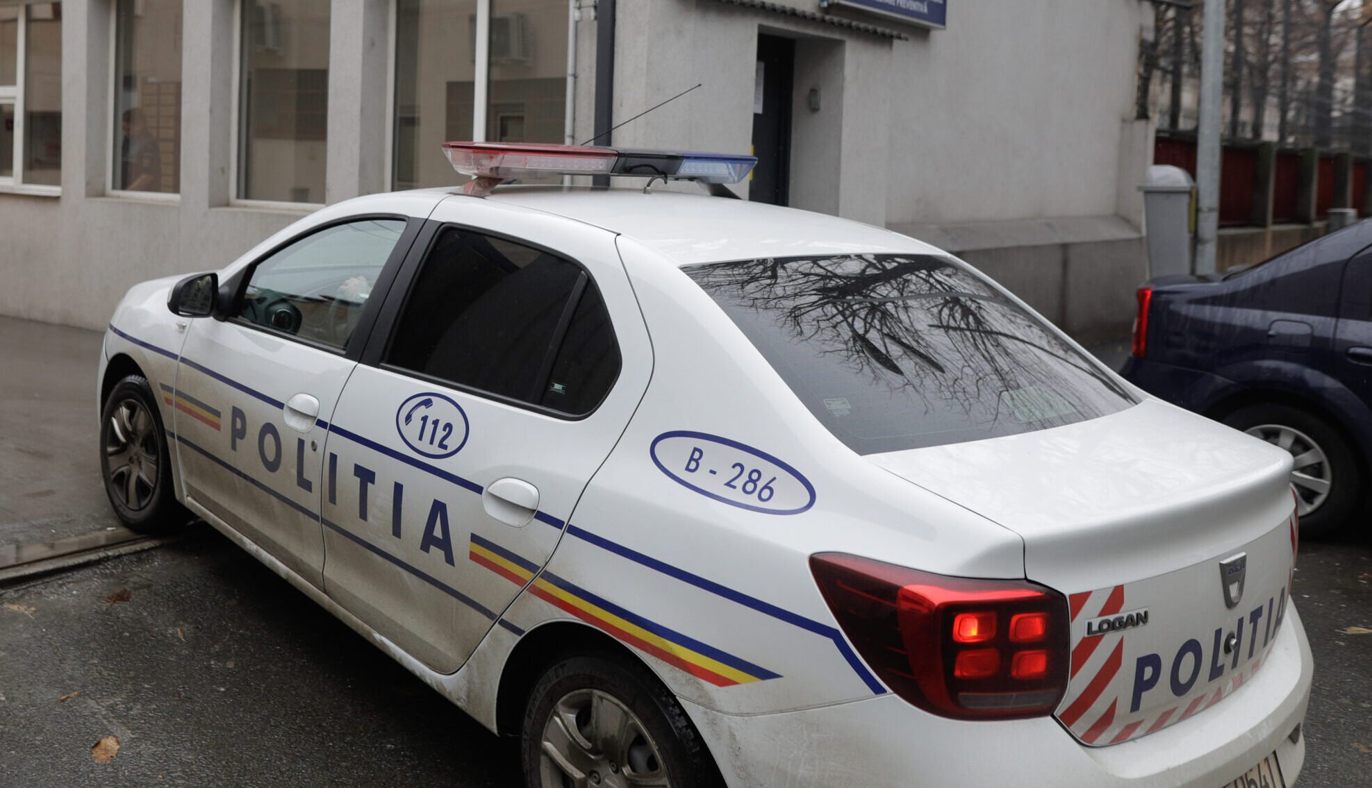 O femeie din București este cercetată pentru înșelăciune, fals în înscrisuri și inducere în eroare a organelor judiciare, după ce ar fi încasat aproximativ 40.000 de euro de la mai multe persoane în schimbul unor vacanțe fictive