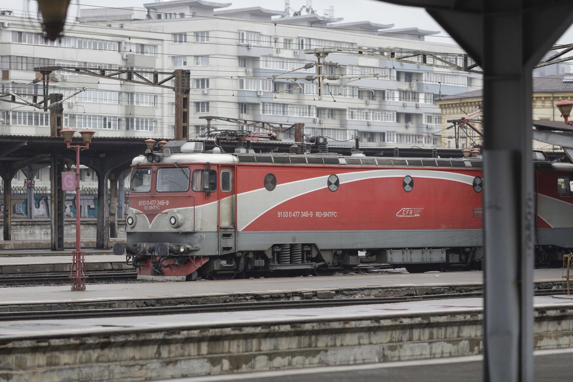 Gara de Nord, principalul nod feroviar al Capitalei, se confruntă marți cu un dezastru de proporții cauzat de o șină ruptă, care a generat întârzieri de peste două ore pentru mai multe trenuri