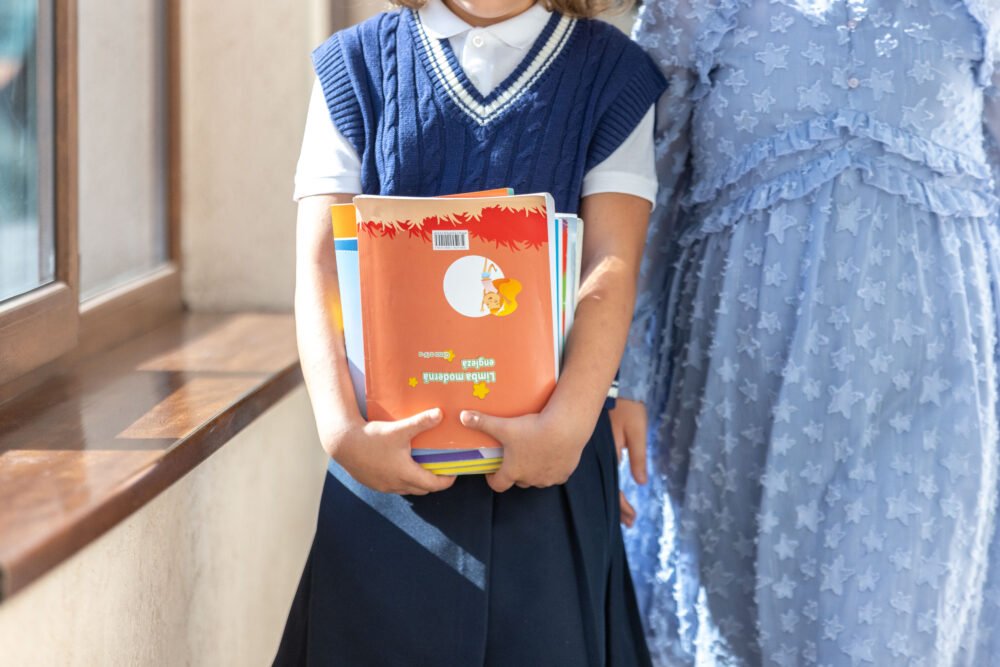 Elevii din București intră în vacanță vineri, într-un moment în care începutul anului școlar devine tot mai clar ca fiind marcat de schimbări și ajustări generate de contextul pandemic și de noile directive ale autorităților din domeniul educației