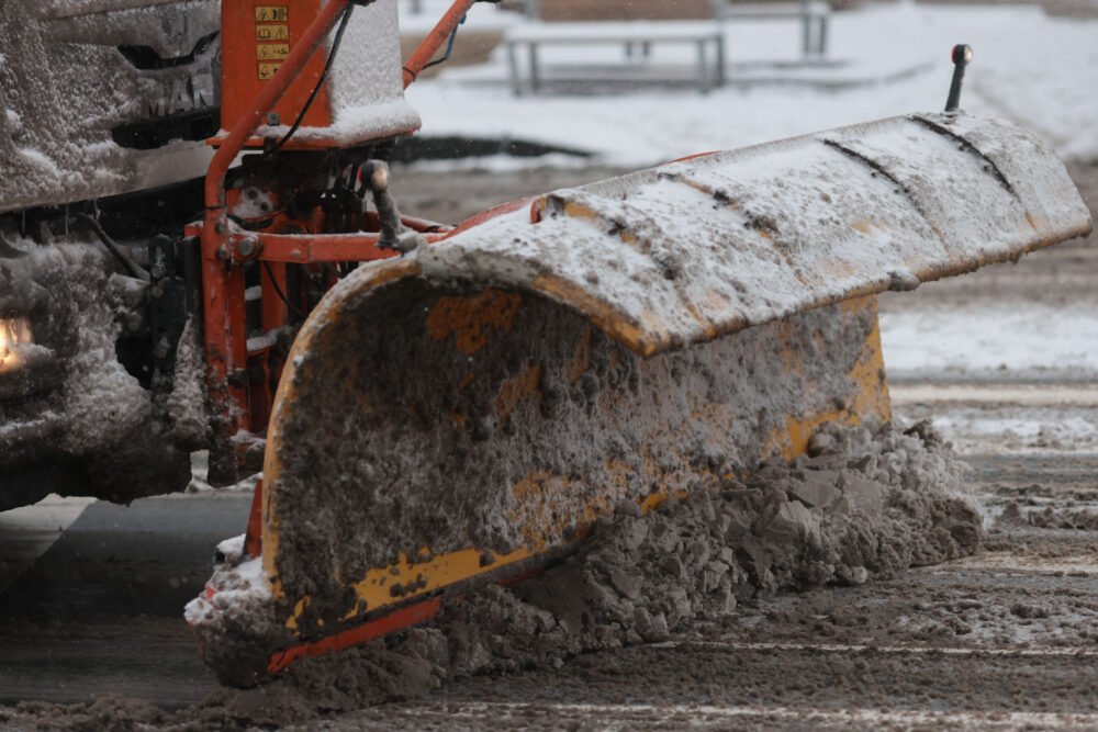 După o noapte marcată de ninsori abundente și viscol, Bucureștiul se confruntă cu un efort uriaș pentru redarea normalității în trafic și în infrastructură