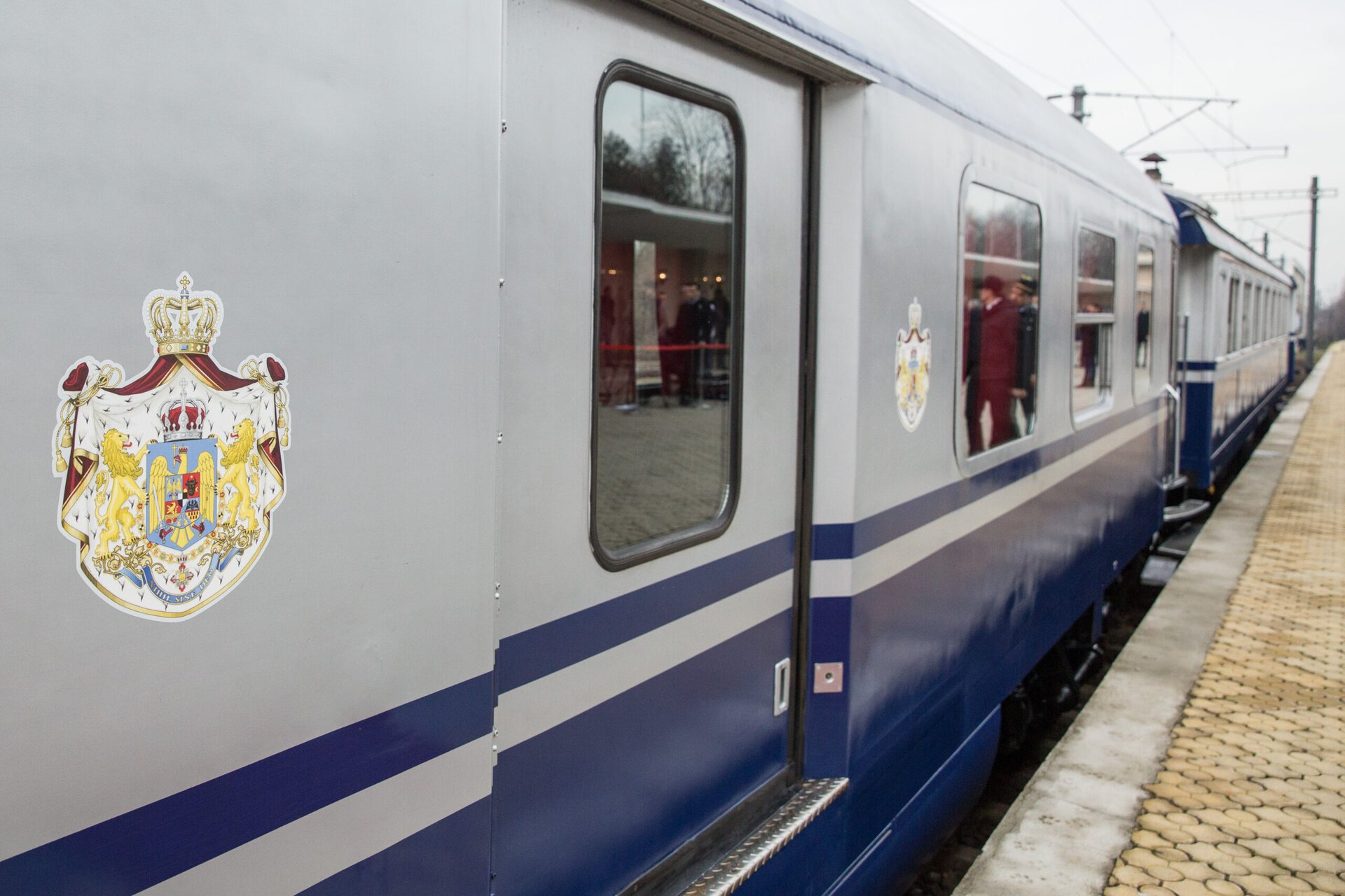 Trenurile de patrimoniu, pradă nepăsării, devin adăposturi pentru generații de maidanezi Orașul Mogoșoaia, de lângă capitala României, pare să fie rămas în timp, nu din cauza trecutului istoric sau a frumuseților naturale, ci din cauza nepăsării față de patrimoniul național